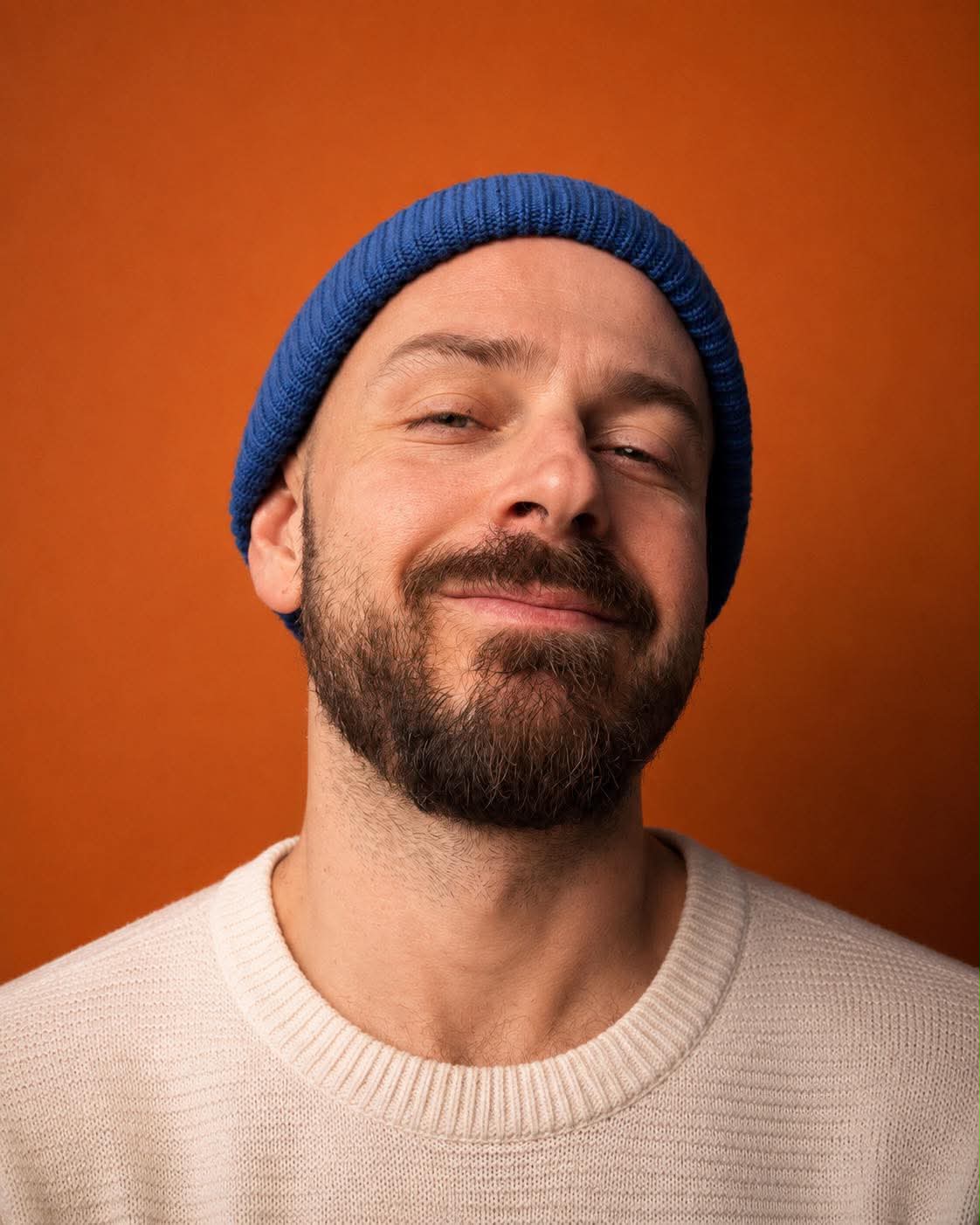 Sébastien Hélie, souriant, portant une chemise à carreaux